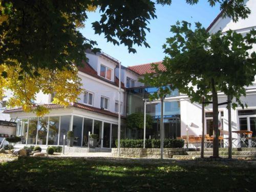 Hotel Gruener Baum Garni Krumbach Logo fotografie